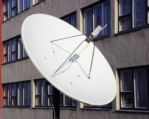 A műholdas TV-adsokat vevő parabola-antenna.