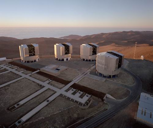 A VLT ngy nagy kupolja a Paranal hegy tetejn.